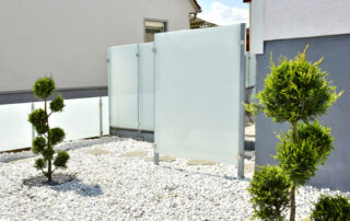 dekostelen-aus-glas-im-garten