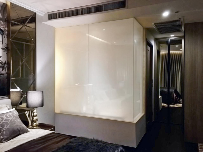 raumansicht-mit-badezimmer-einbau-abtrennung-mit-glas-nicht-transparent